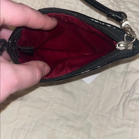 🍍Coach Pleated Signature Wristlet featuring patent leather trim - Picture 3 of 5